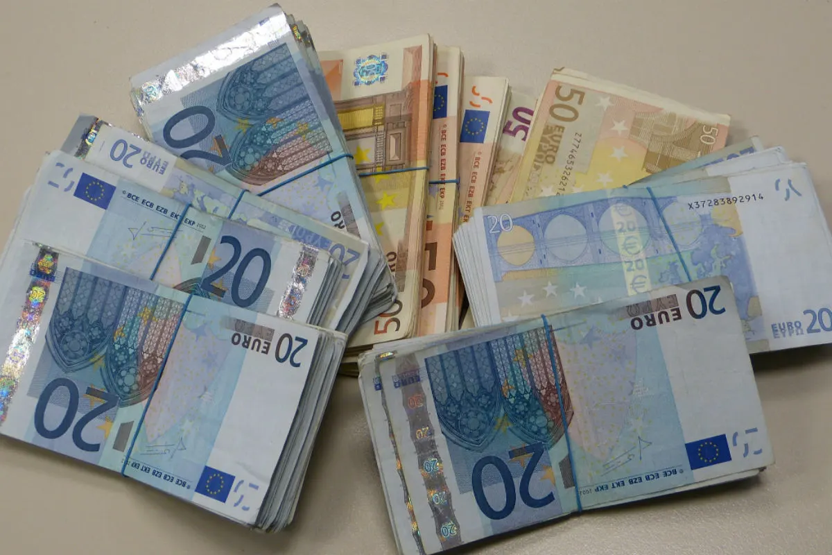 Köln - Zoll stellt über eine Million Euro und 200'000 britische Pfund sicher