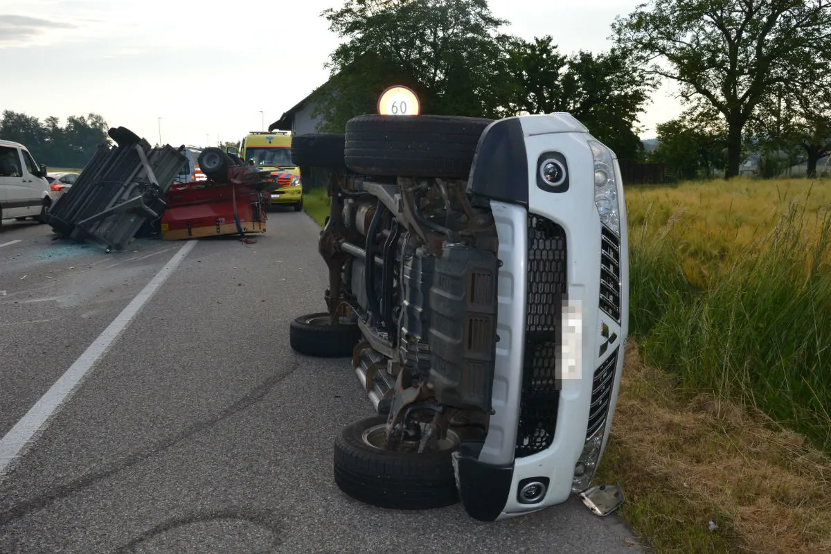 Biberist SO - Auto mit Anhänger kippt samt Ladung auf die Seite