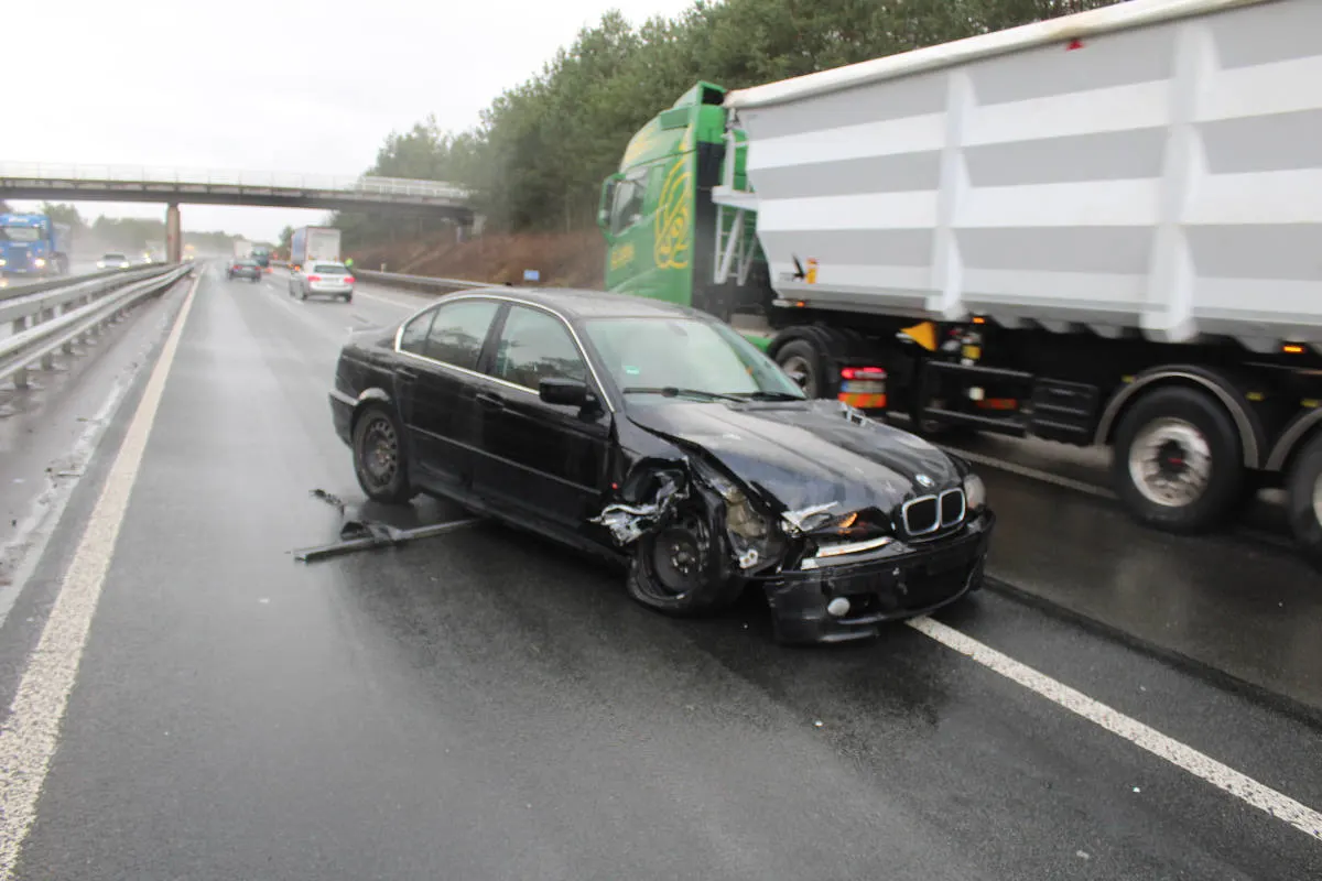 A63 Mehlingen – BMW schleudert in Sattelzug