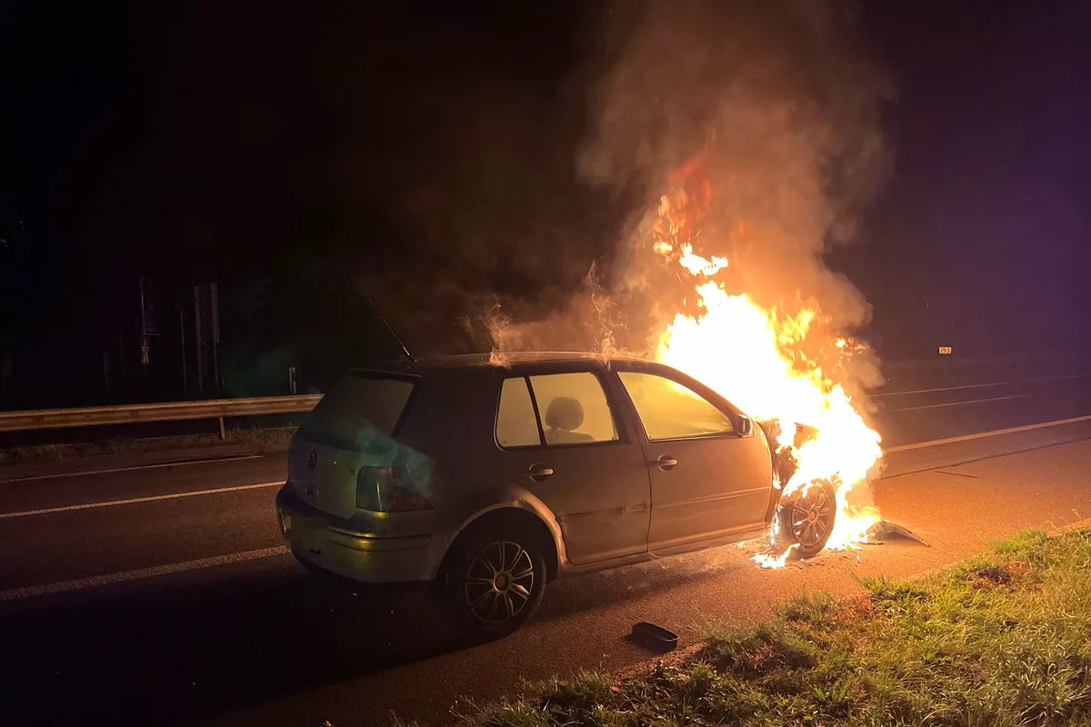 Hunzenschwil/A1 AG - Auto während der Fahrt in Brand geraten 
