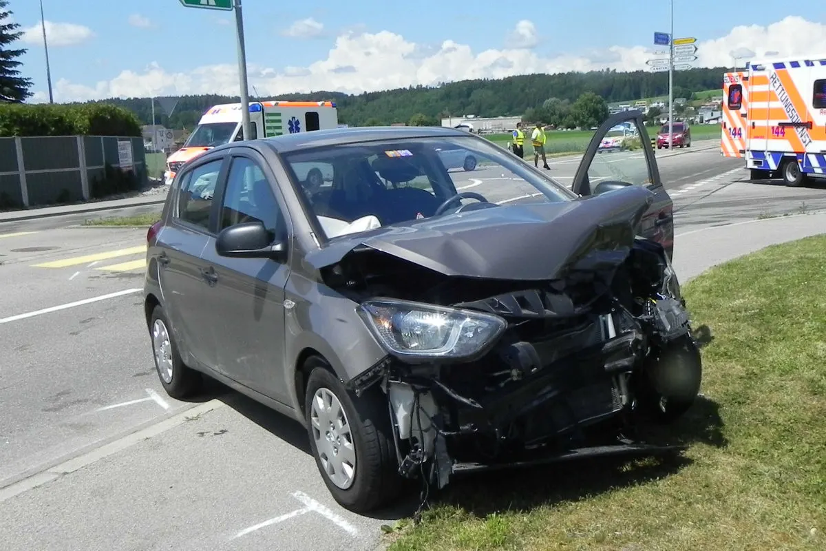 Müllheim TG - Crash beim Abbiegen fordert zwei Verletzte