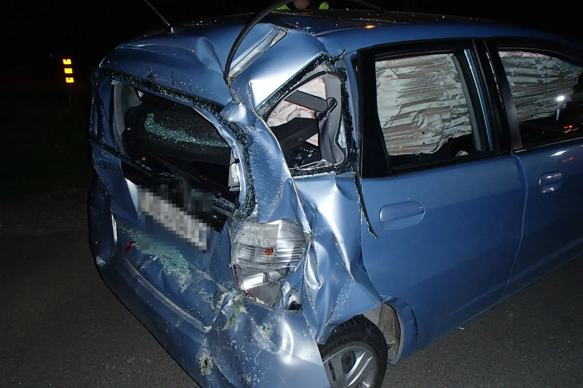 Auenstein AG - Senior prallt mit Auto gegen Hauswand 