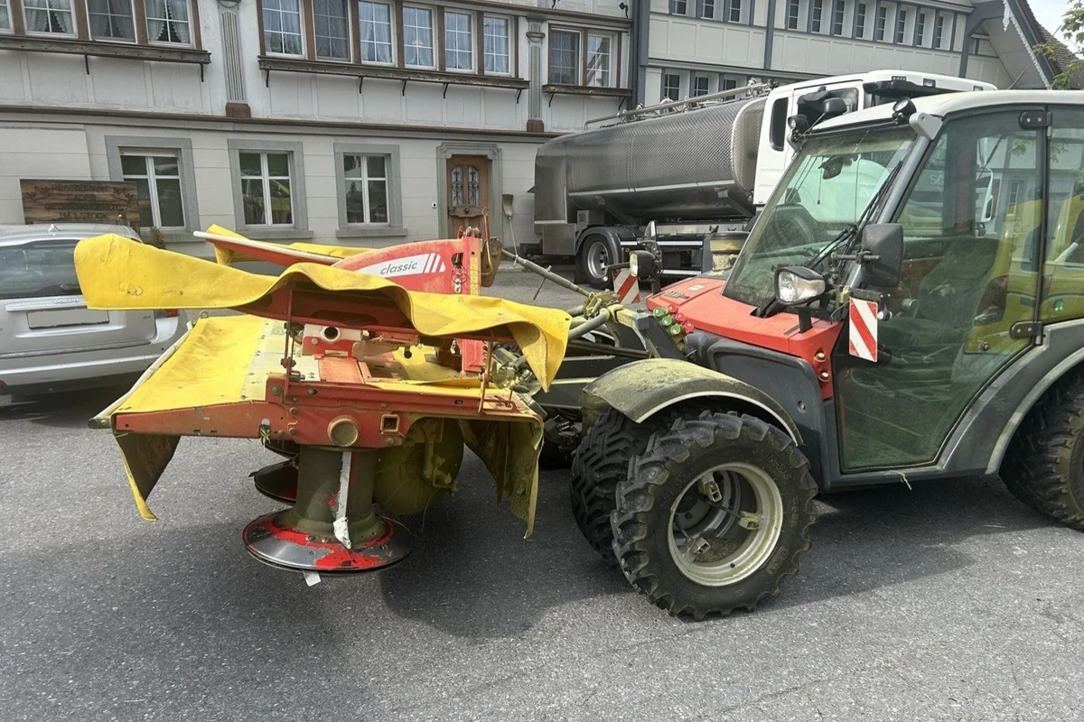 Unfall in Hundwil AR – E-Biker kollidiert mit Traktor