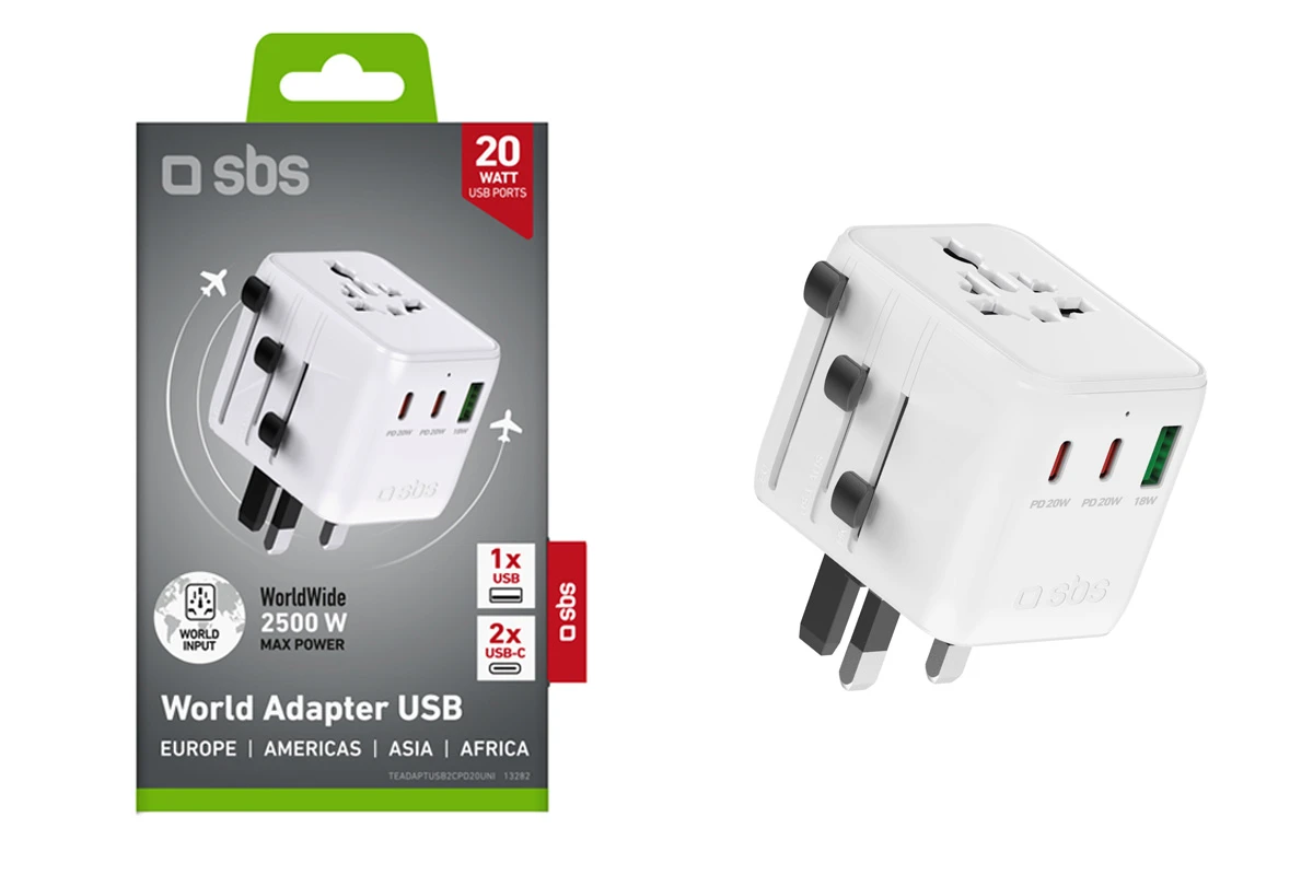 Ein weißer Reiseadapter mit verschiedenen Steckdosenanschlüssen, USB-C und USB-A Ports, auf weißem Hintergrund dargestellt.