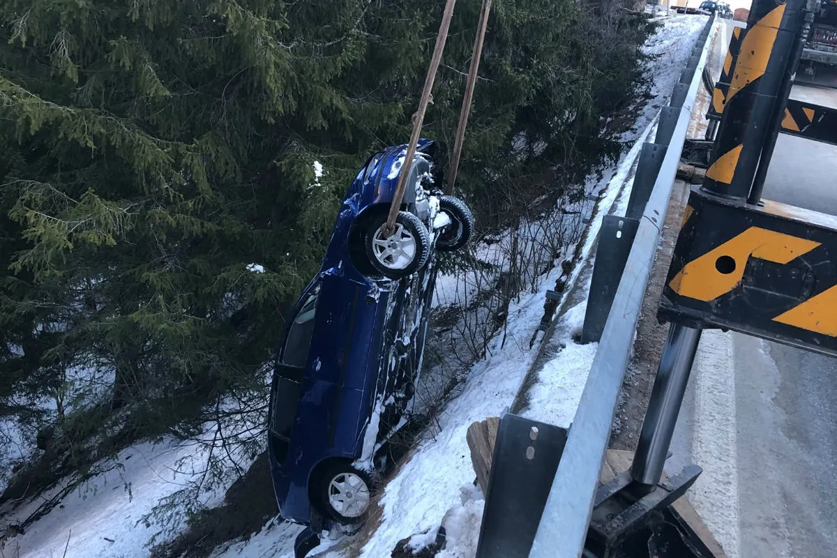 Poschiavo GR - Auto stürzt Abhang hinunter