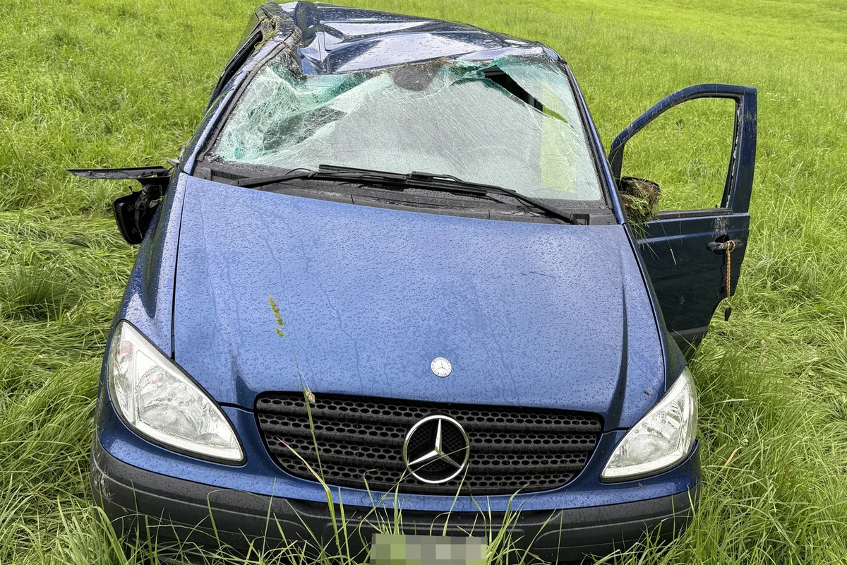 Stoos SZ – Kleinbus stürzt bei Unfall Abhang hinunter – vier Verletzte