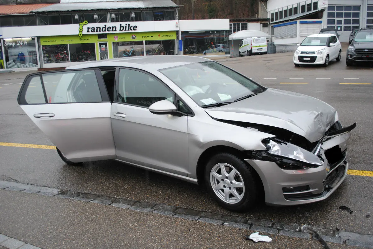 Beringen SH - Seitliche Frontalkollision zwischen zwei Autos 