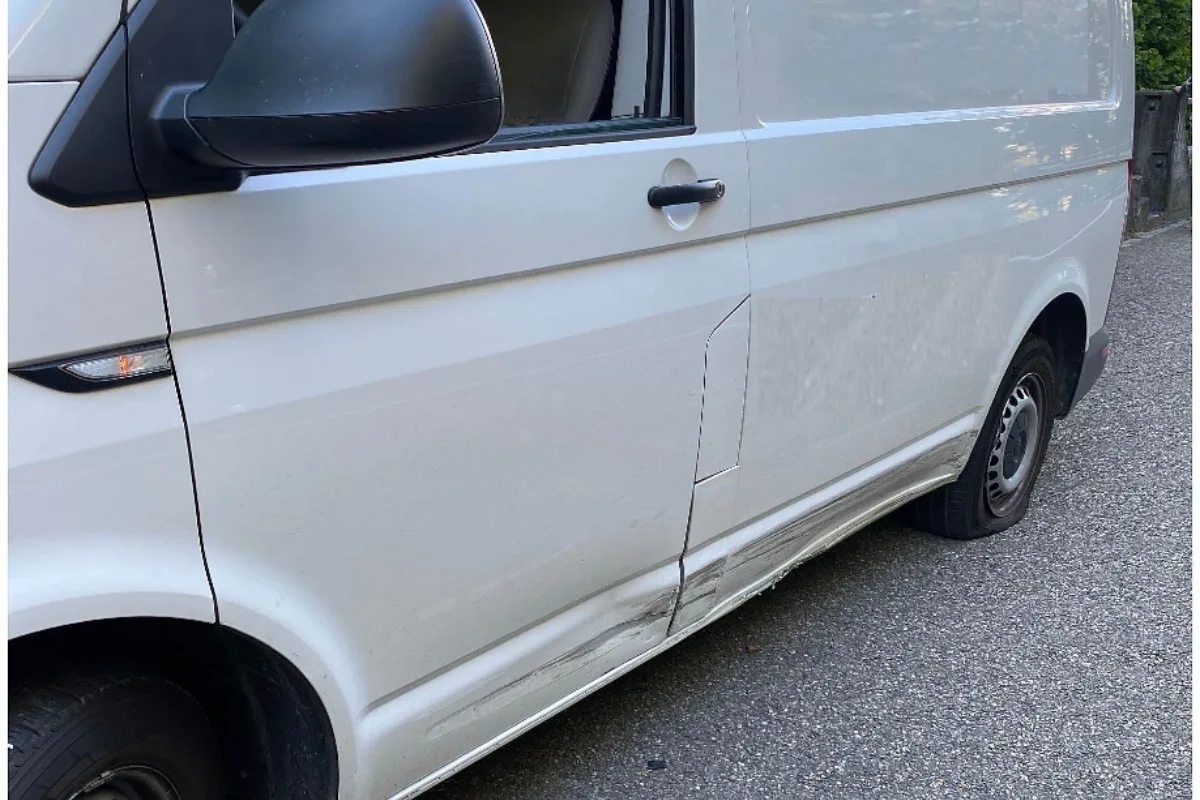 Unfall in Ettingen BL - Kollision zwischen Roller und Lieferwagen – Rollerfahrer verletzt