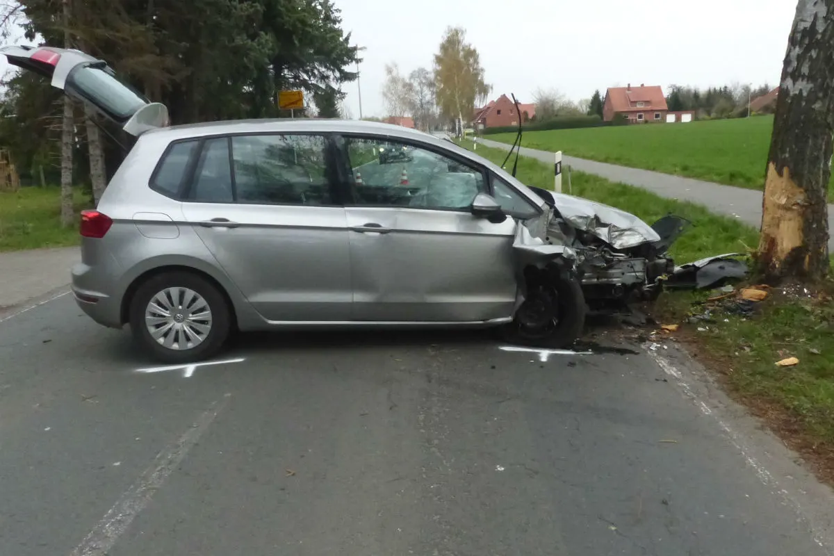 Auto kracht gegen Baum