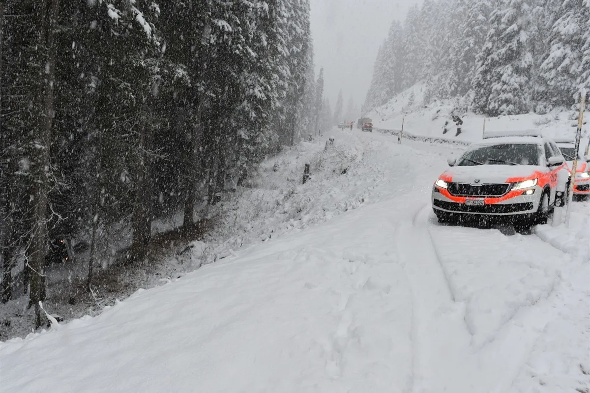 Unfälle in Arosa, Malix und Vella GR - Fahrzeuge kamen im Schnee von der Strasse ab!