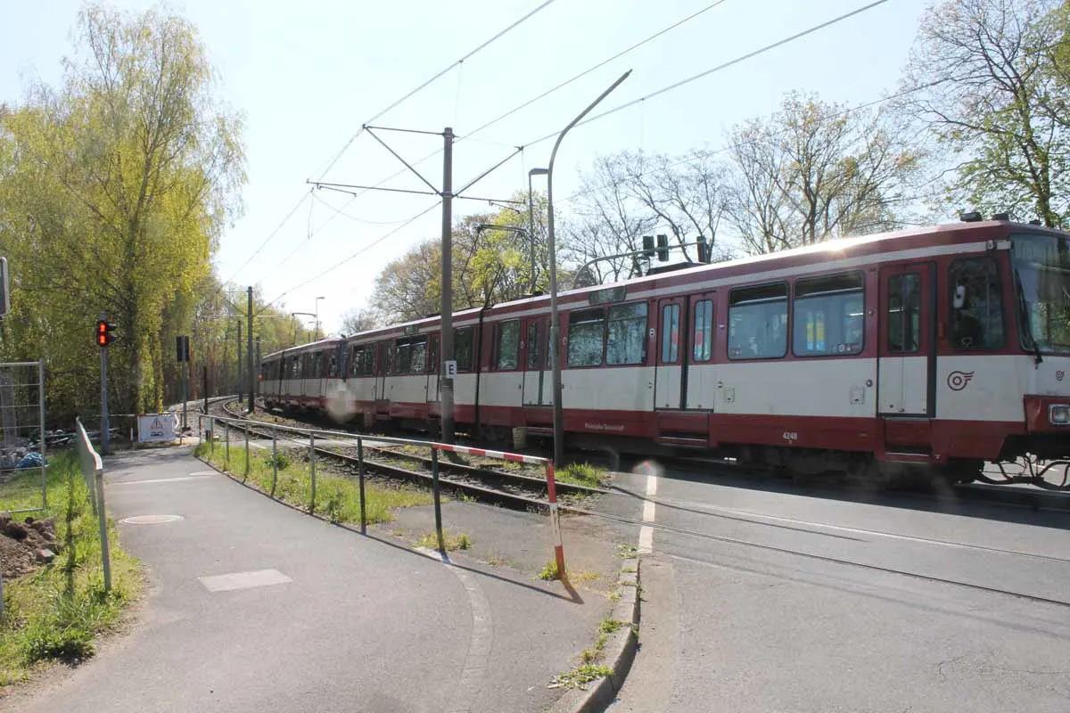 Meerbusch – Leichtsinn am Bahnübergang – Fahrrad von Zug erfasst!