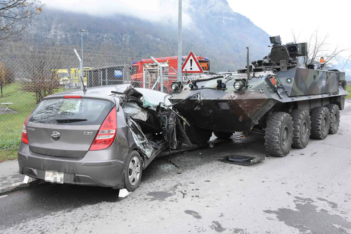 Plons SG - Bei Verkehrsunfall mit Panzer schwer verletzt