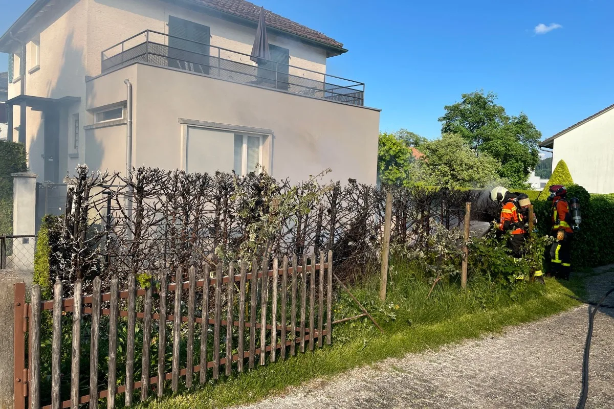 Stadt St. Gallen - Funkensprung löst Heckenbrand aus