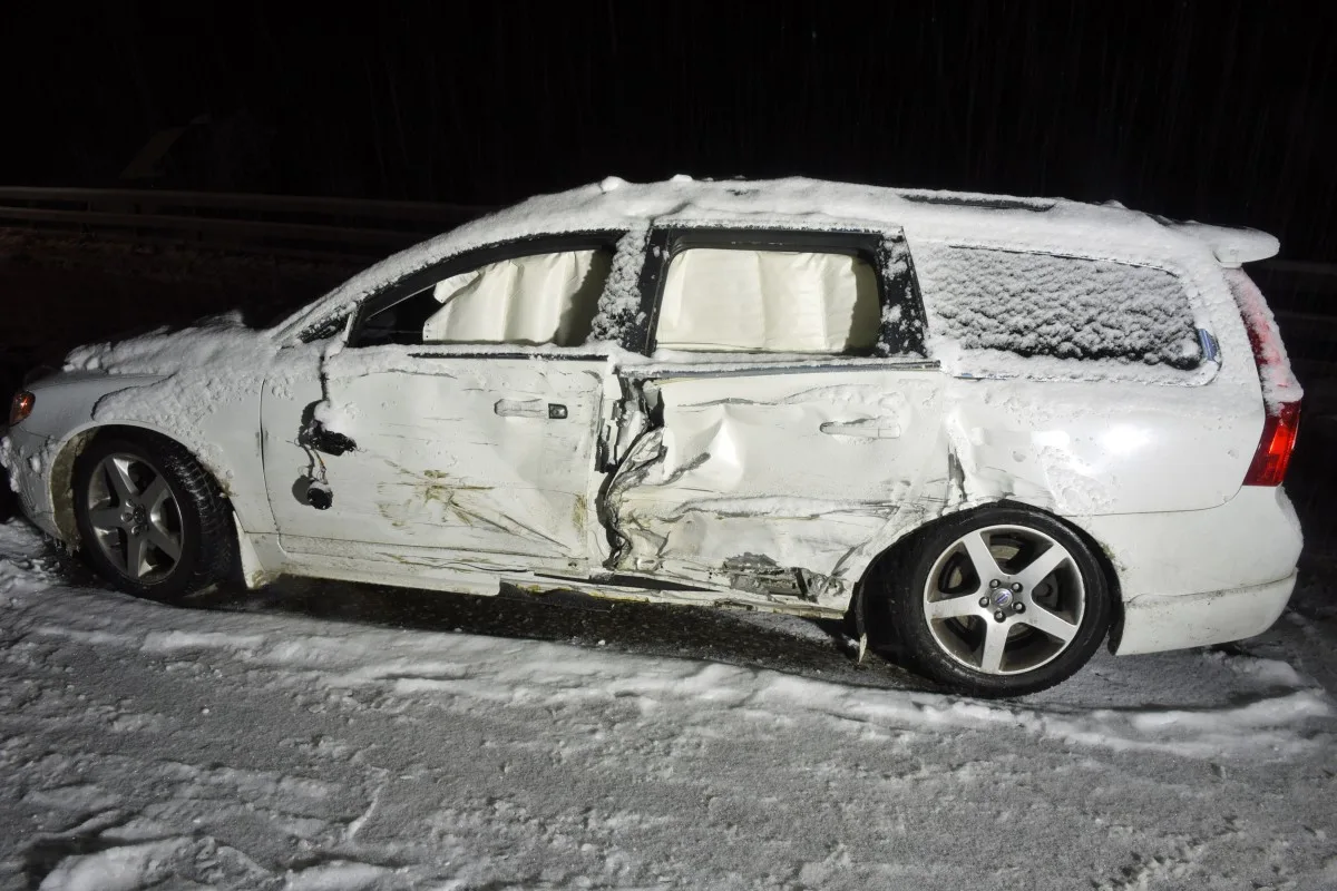 Entlebuch LU - Fünf Fahrzeuge auf vereister Fahrbahn in Unfall verwickelt
