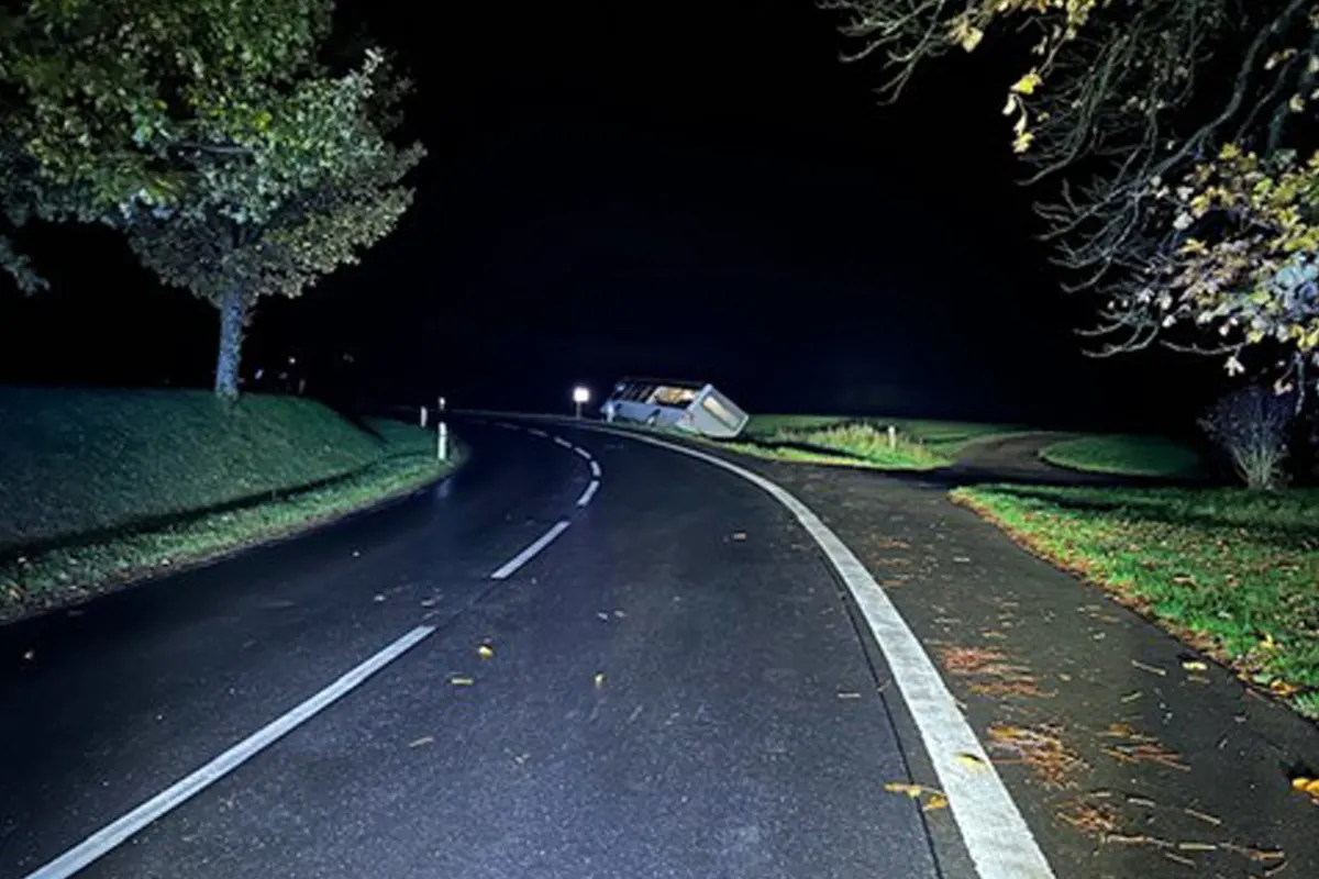 Hontheim PR – Linienbus rutscht in Straßengraben