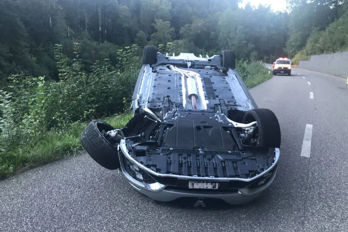 Lampenberg BL - Personenwagen überschlägt sich und landet auf dem Dach