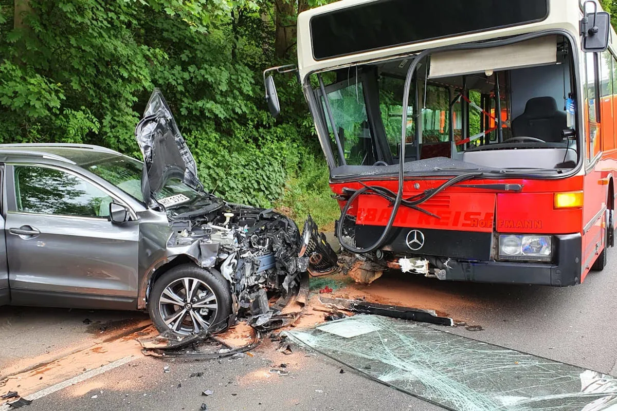 Witten – Verkehrsunfall mit Schulbus in Herbede