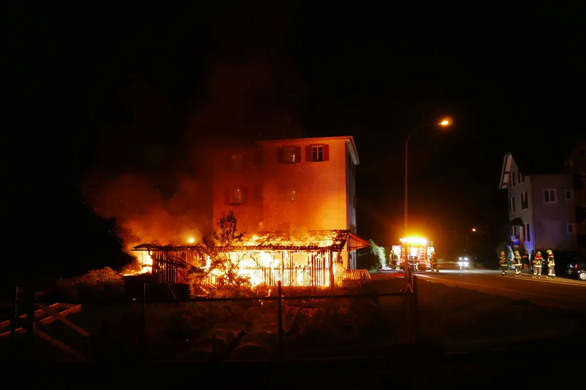 Engelburg SG -  Holzunterstand und Auto in Brand geraten