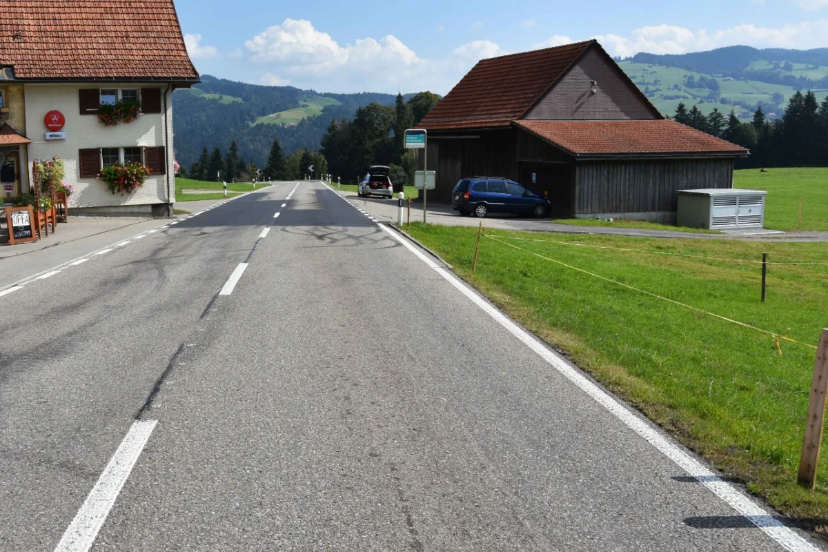 Zeugenaufruf aus Wattwil SG - Auto touchiert Velo – Velofahrer stürzt - Fahrzeug fährt davon