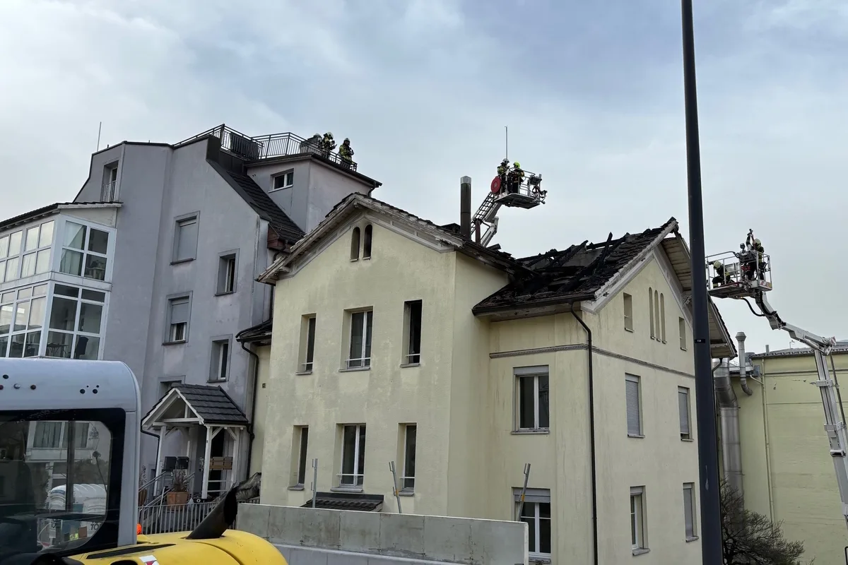 Rorschach SG - Dachstock nach Brand weitgehend in sich zusammengestürzt