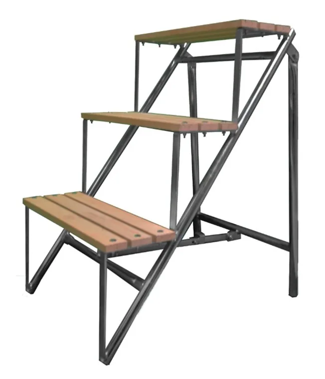 Auf dem Bild ist eine tragbare Treppe zu sehen, bestehend aus Holzstufen auf einem Metallgestell. Sie hat drei Stufen und wirkt stabil.