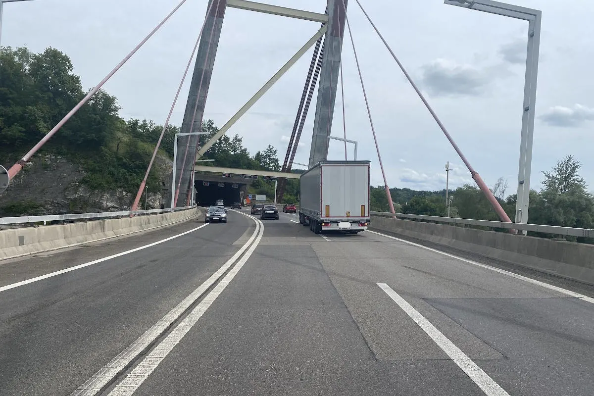 Stadt Schaffhausen – Verkehrsunfall zwischen Lastwagen und Auto