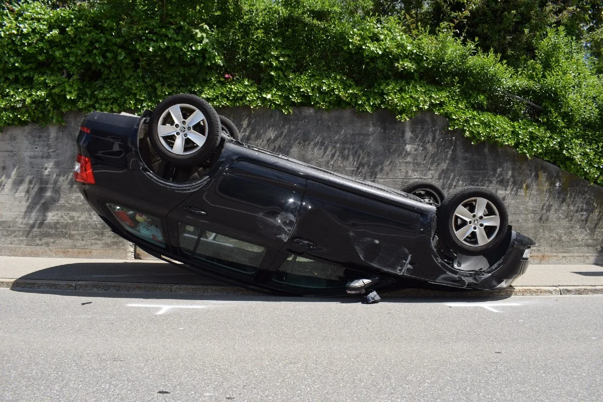 Herisau AR - Spektakulärer Auffahrunfall - Auto landet auf dem Dach