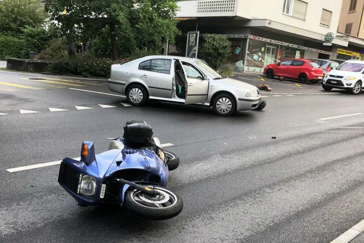 Glarus GL - Autolenkerin übersieht Motorradfahrer 