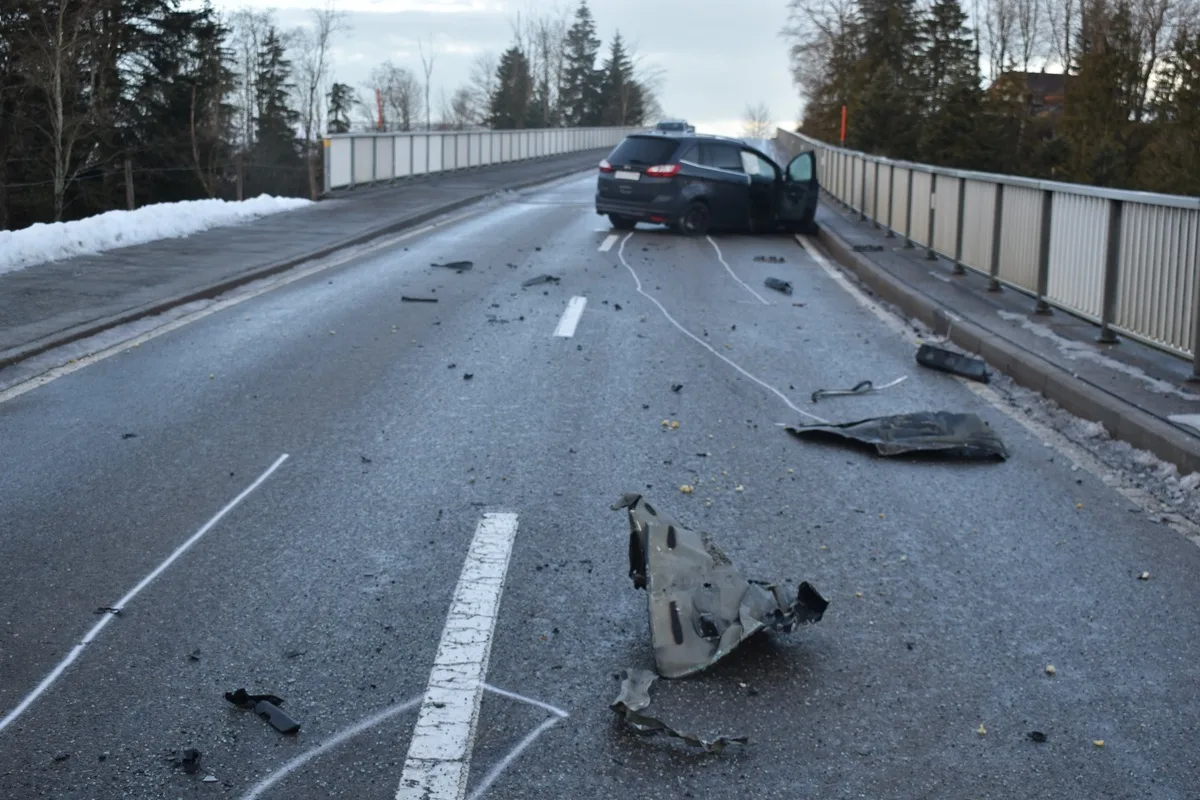 Teufen AR – Autofahrer prallt gegen Lastwagen - Hoher Sachschaden