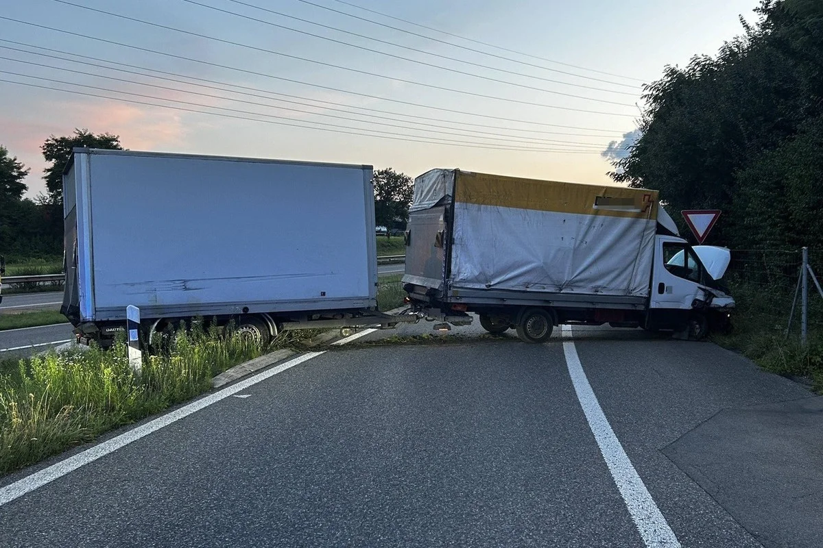 Hunzenschwil/A1 AG - Lieferwagenfahrer verliert Kontrolle und verunfallt