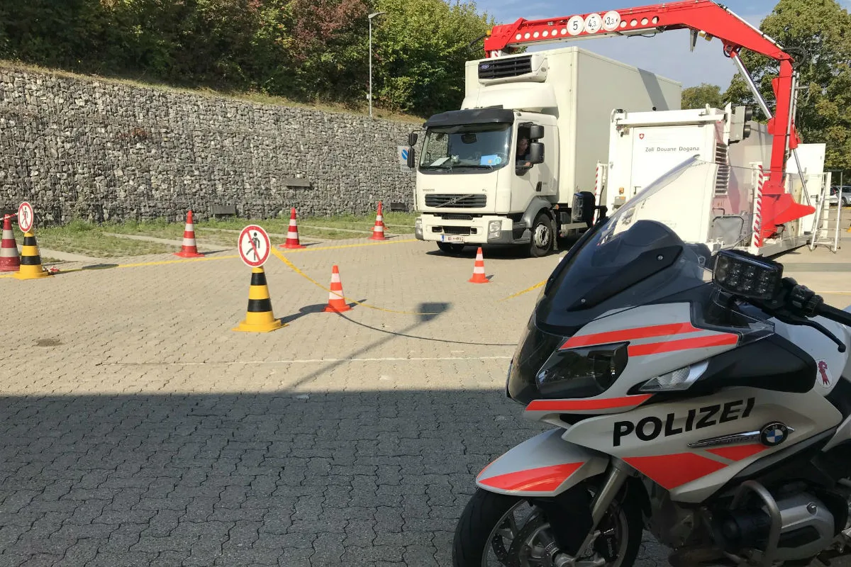 Sissach BL - 17 Lastwagen bei Schwerverkehrskontrolle überprüft