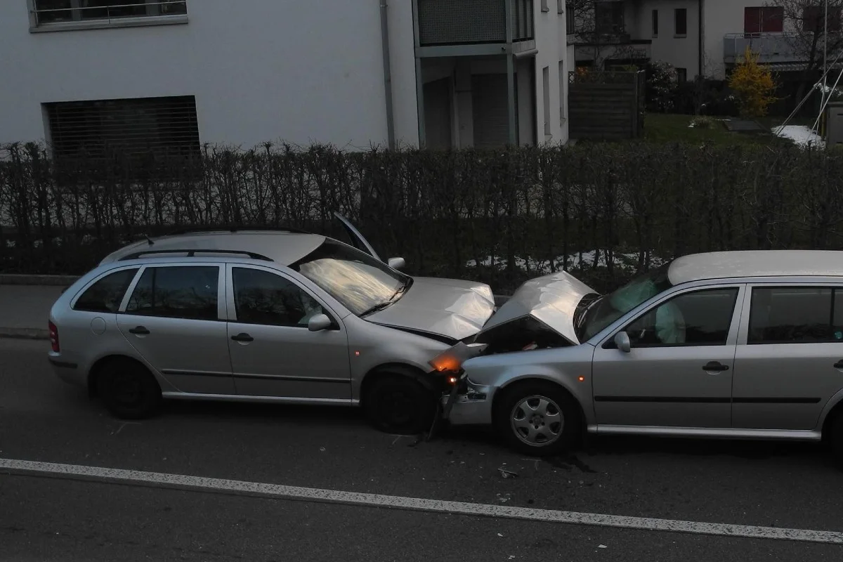 Reichenburg SZ -  Zwei Personen nach heftiger Frontalkollision verletzt!