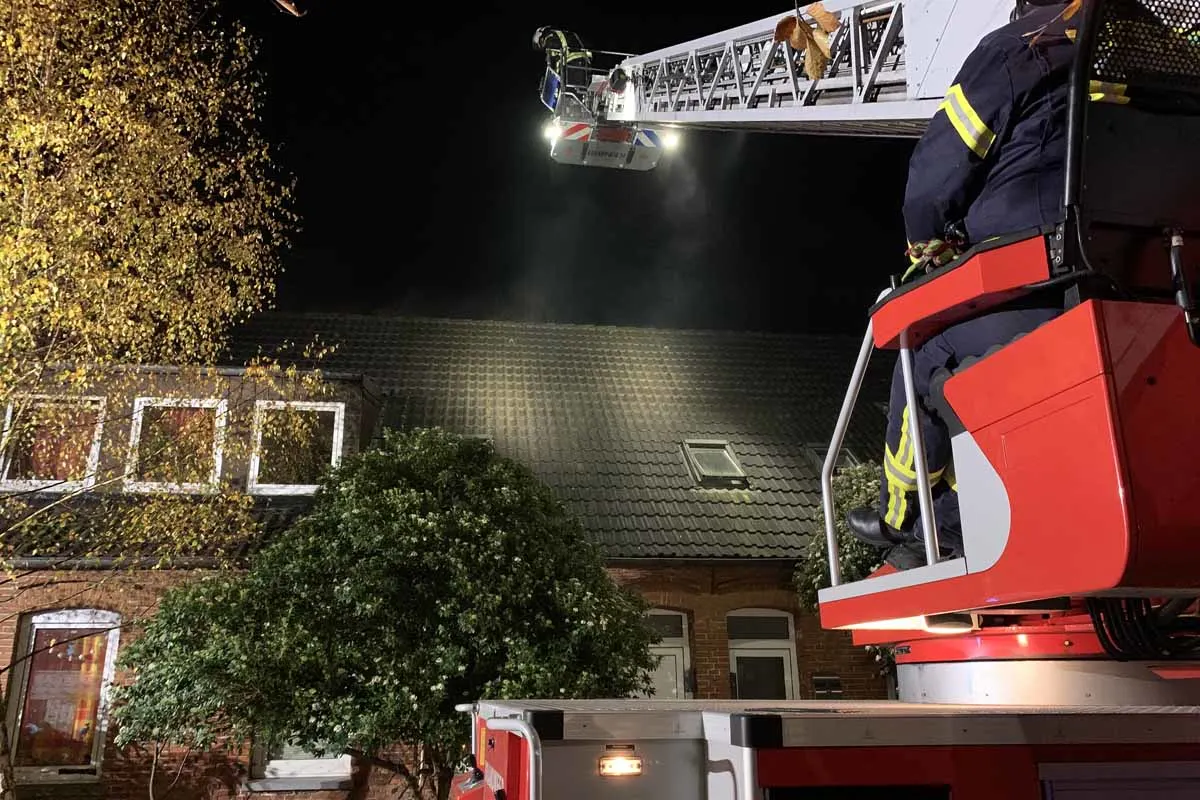 Vollalarm für die Feuerwehr in Leer - Feuer nach Explosion in Wohnung