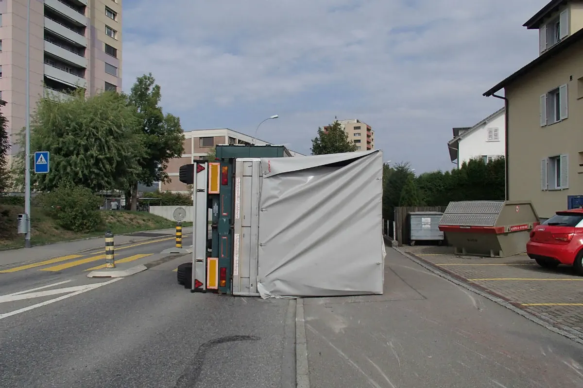 Lenzburg AG - Gekippter Anhänger blockiert Verkehr
