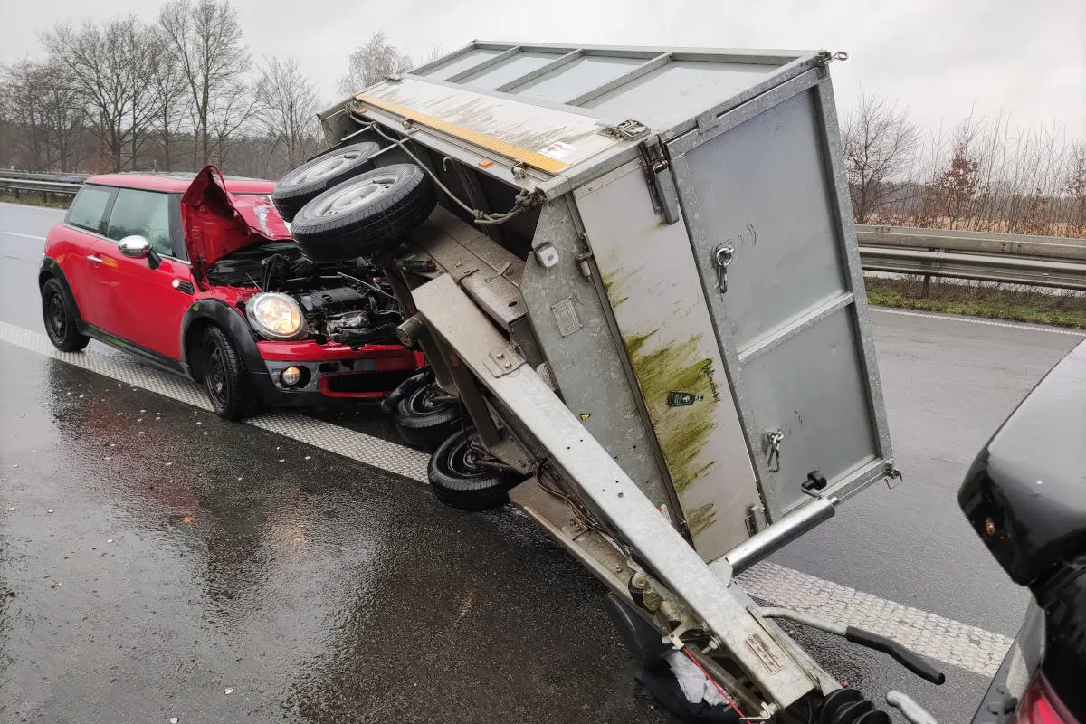 A28 Delmenhorst – Pkw fährt auf Gespann auf