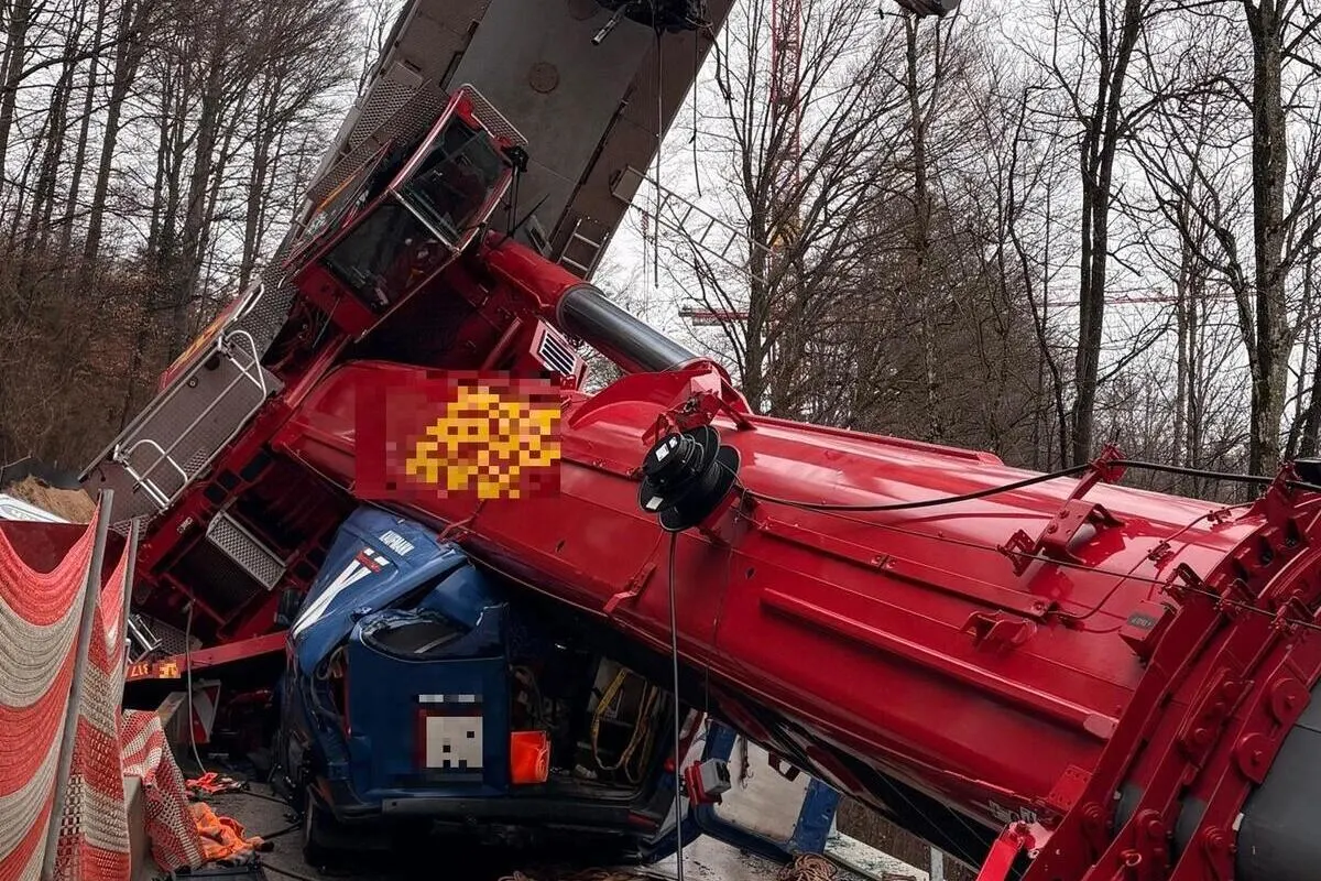 Stallikon ZH – Schwerer Kranunfall - Strasse mehrere Tage gesperrt