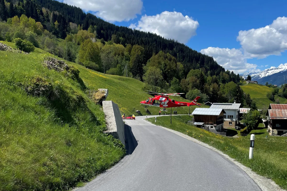Obersaxen GR – Motorradfahrer wird nach Unfall ins Spital geflogen