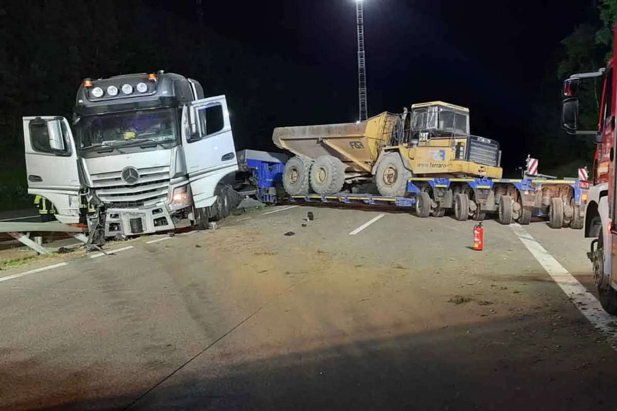 Mehring - Schwertransporter stellt sich nach Unfall auf A1 quer