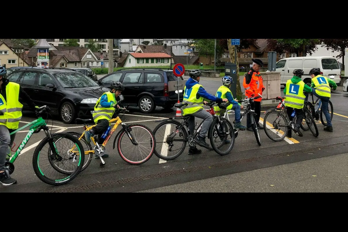 Herisau AR - Schüler/innen legen Radfahrerprüfung ab