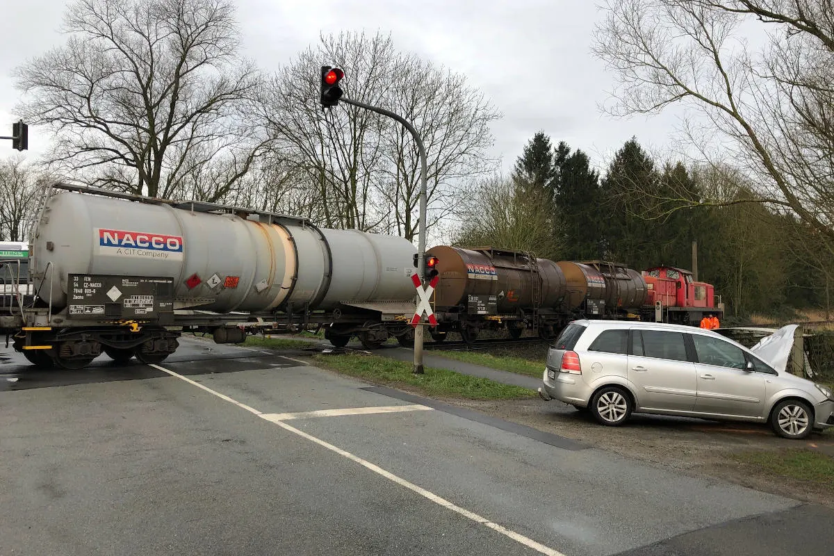 Stade – Autofahrerin prallt gegen Lok von Güterzug