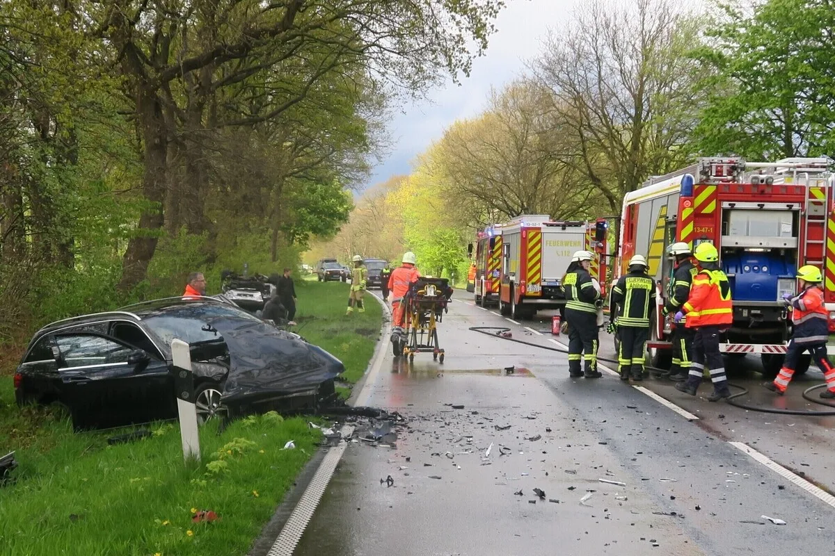 Delmenhorst NI - Schwerer Verkehrsunfall fordert mehrere Verletzte 