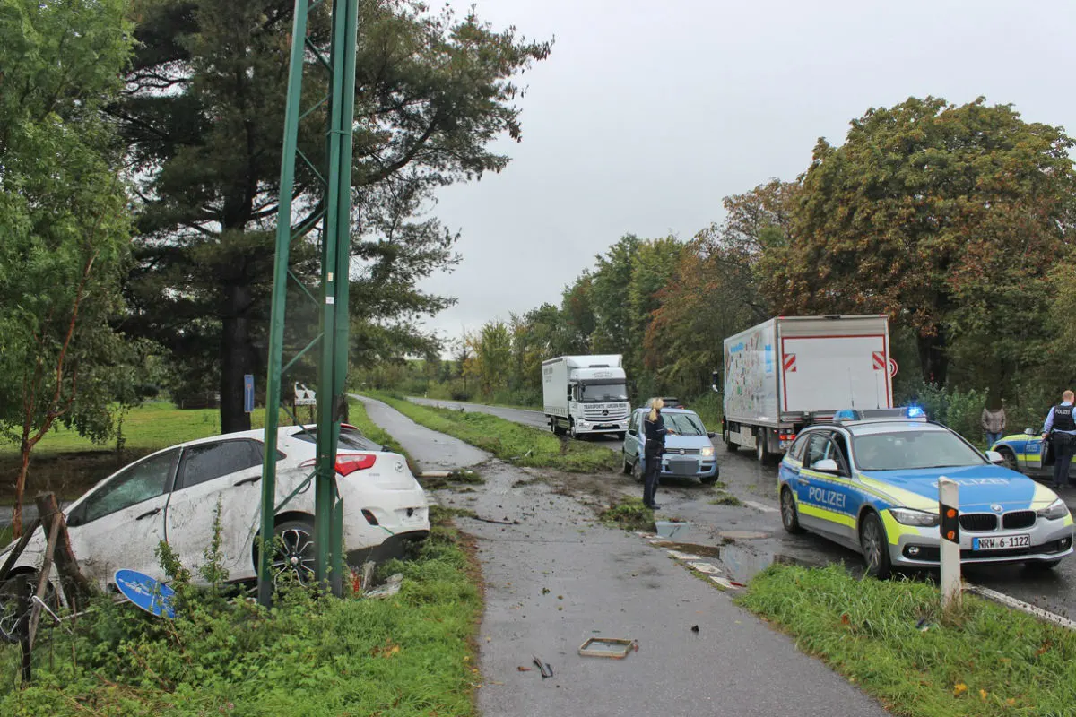 Velbert - Auto von der Straße geschleudert und überschlagen