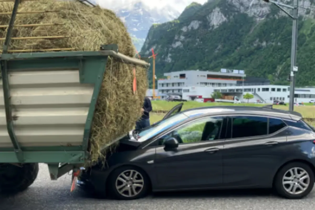 Unfall in Netstal GL - Auto hinter sich übersehen