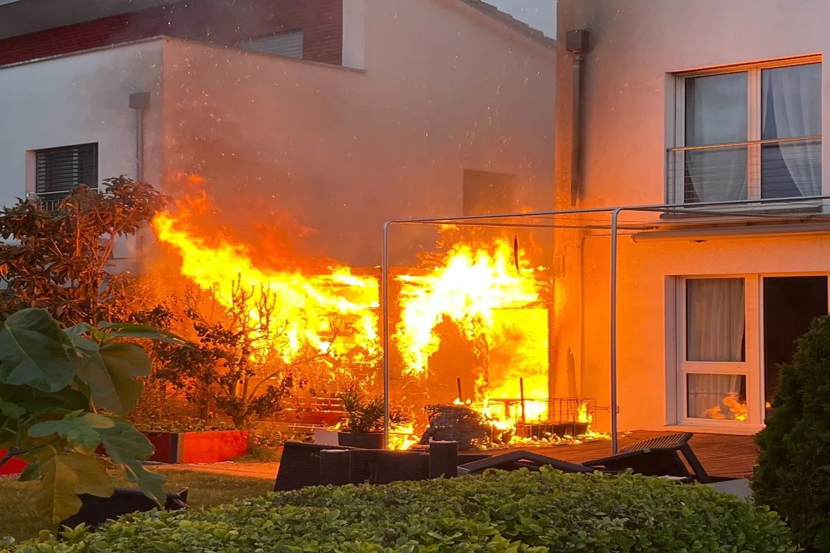 Leuggern AG - Brand im Holzanbau breitet sich aus 