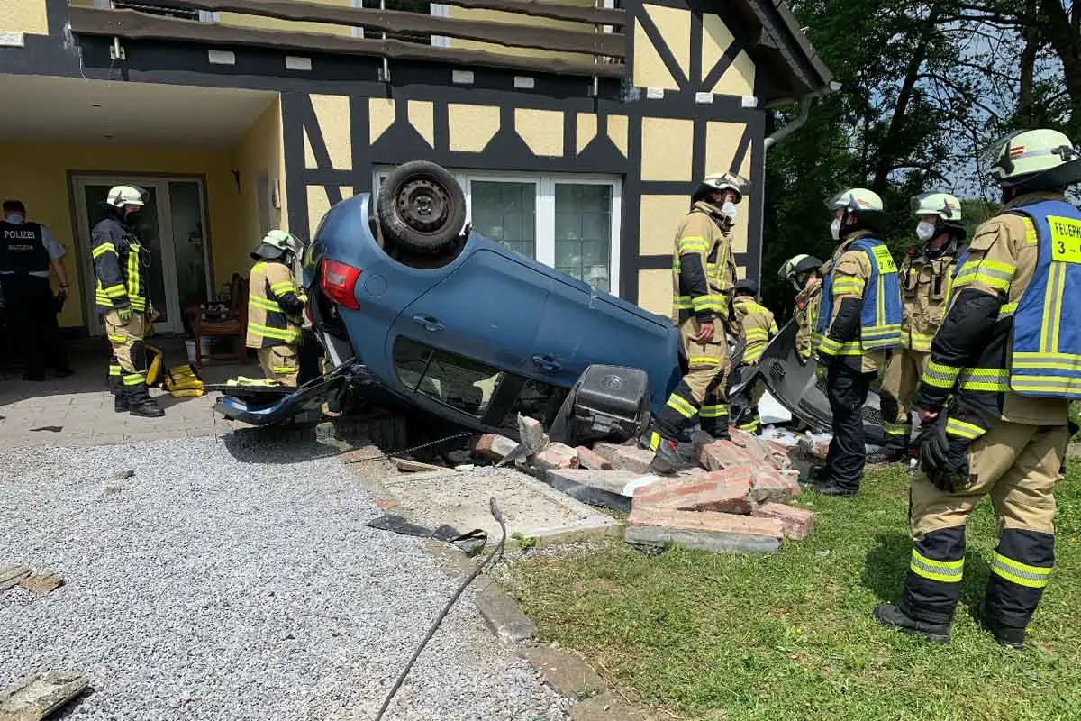 Ennepetal - PKW kracht auf dem Dach in Hausfassade