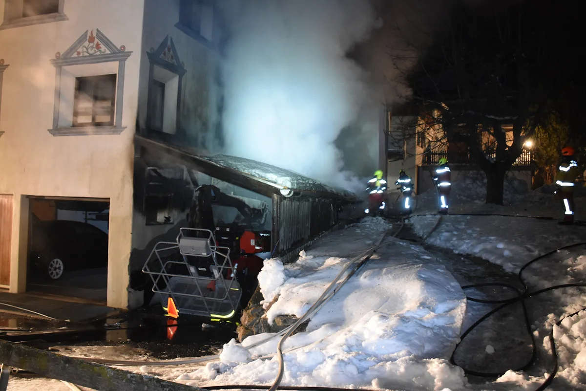 Müstair GR – Brand in einem Fahrzeugunterstand