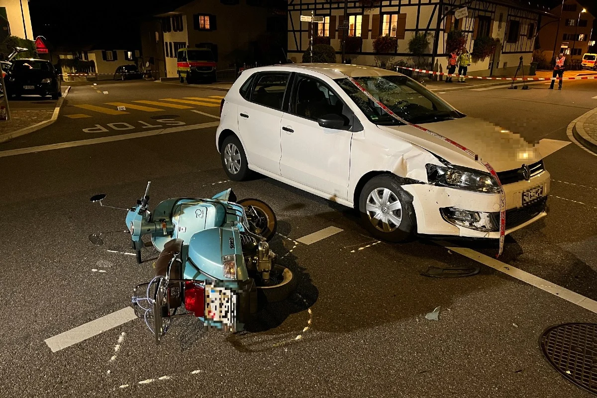 Uster ZH - Schwerverletzter Vespafahrer nach Verkehrsunfall mit Auto