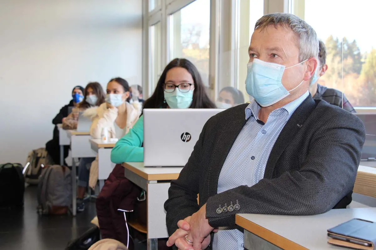 Maskenpflicht an der Kantonsschule Trogen AR - Ein Augenschein im Klassenraum