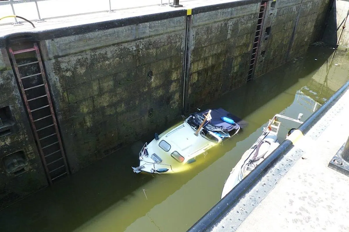 Sportboot in der Schleuse Ahl gesunken