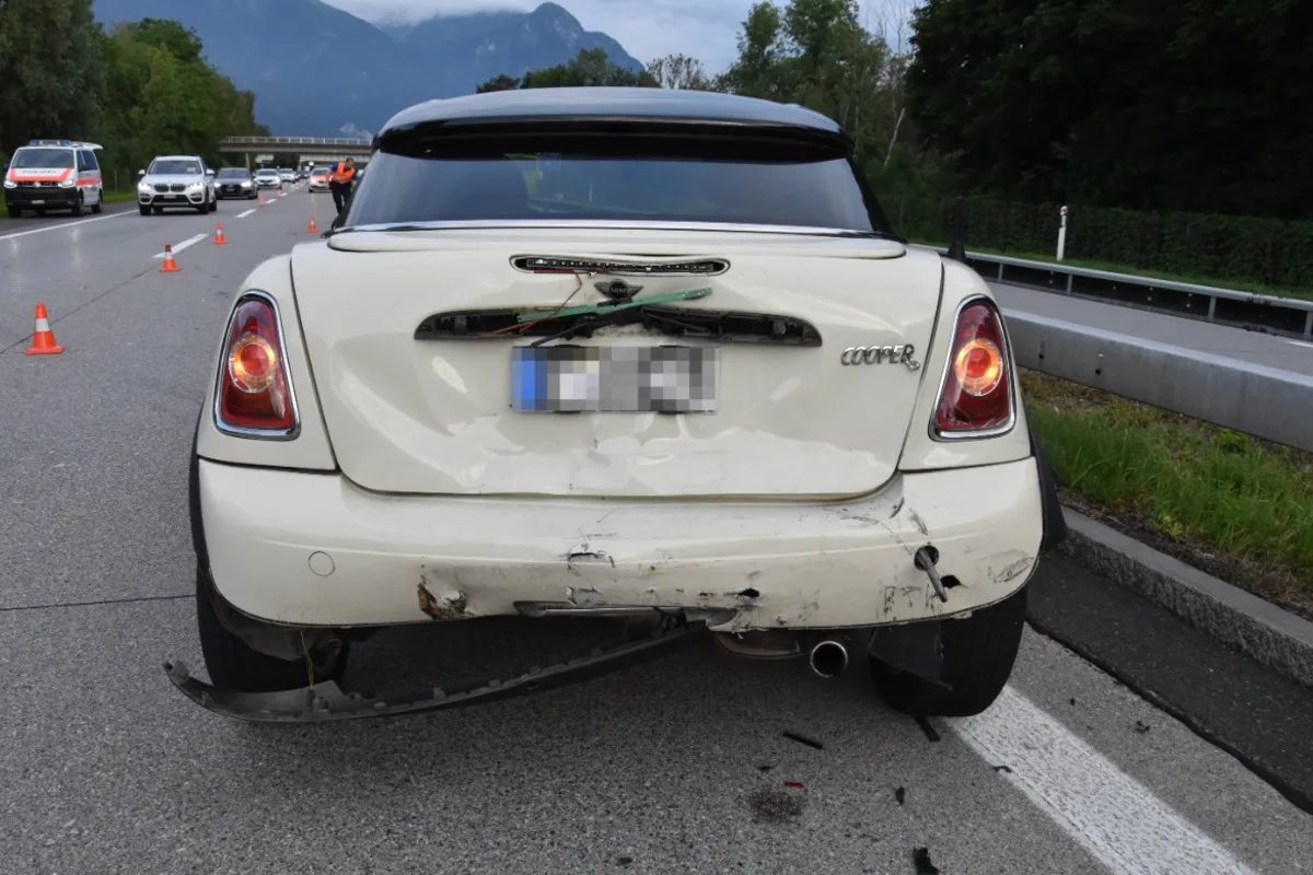 Buchs SG - Zweimal Totalschaden nach Abschleppmanöver auf der Autobahn A13